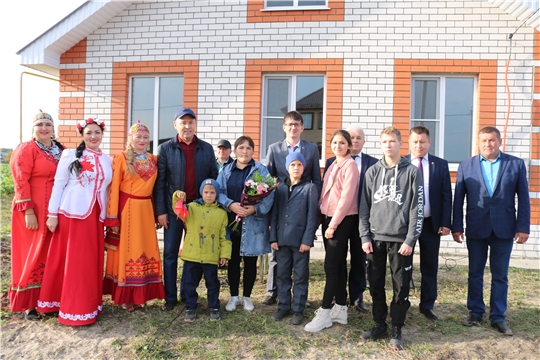В Батыревском районе состоялось торжественное вручение ключей детям-сиротам и многодетной семье