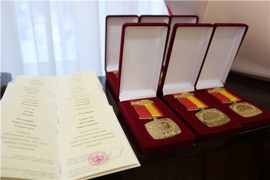 Министр Александр Героев вручил награды ветеранам строительной отрасли