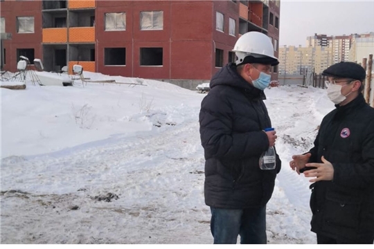 Министр Александр Героев проверил соблюдение эпидемиологических норм на стройплощадках микрорайонов «Солнечный» и «Ясная поляна»