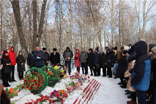 Митинг, посвящённый 76-й годовщине полного освобождения Ленинграда от блокады, в Алатыре