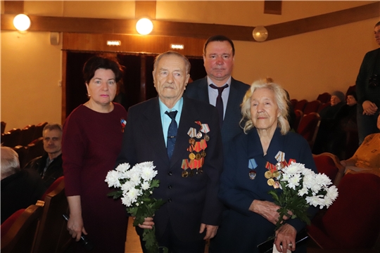 На праздничном концерте в честь Дня защитника Отечества ветеранам Алатыря вручили юбилейные медали «75 лет Победы в Великой Отечественной войне»