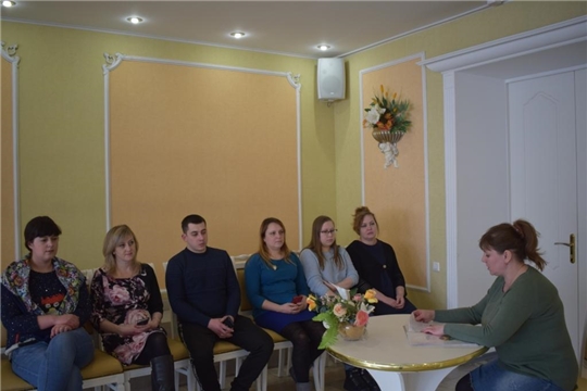 В «молодёжной гостиной» алатырского отдела ЗАГС были обсуждены вопросы будущего материнства и отцовства