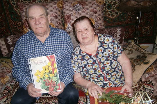 В Год памяти и славы отдел ЗАГС города Алатыря поздравил супружеских юбиляров Кирсеевых – детей военного времени