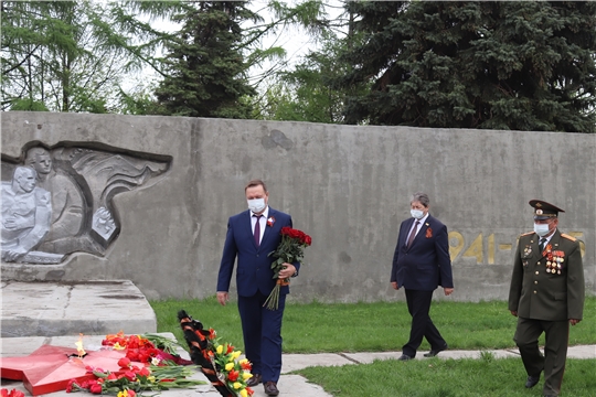 В День Победы руководство Алатыря от имени всех горожан возложило венки и цветы к подножью монументов