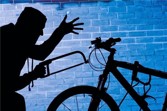 Полицейские Алатыря разыскивают злоумышленника, похитившего велосипед из подъезда дома по улице Ленина