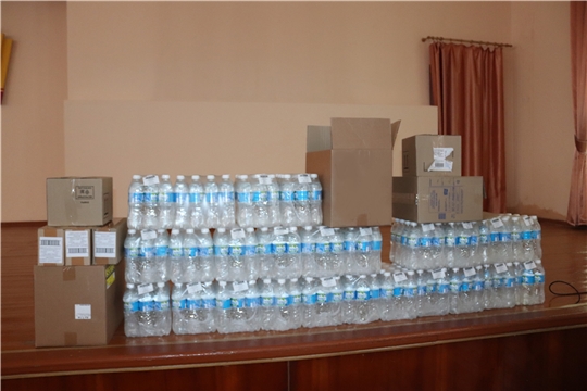 Алатырским медикам, которые борются с коронавирусом, сотрудники администрации города оказали гуманитарную помощь
