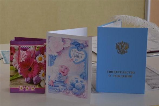 В рамках Дня молодёжи в отделе ЗАГС администрации города Алатыря поздравляли «новоиспечённых» родителей с рождением малышей
