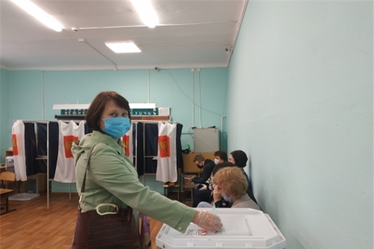 Председатель ТОС «Северо-западный» Н.А. Алипова проголосовала на избирательном участке №2624