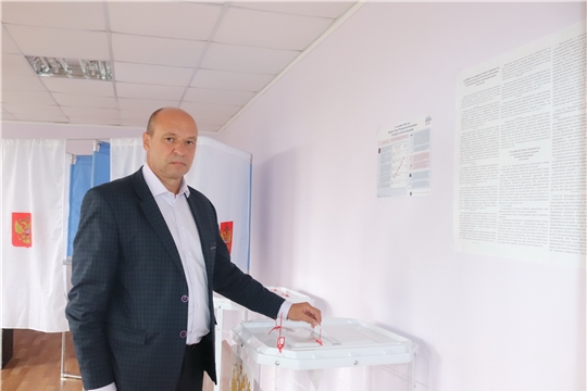 Глава администрации города Алатыря С.А. Лукишин проголосовал на избирательном участке №2619