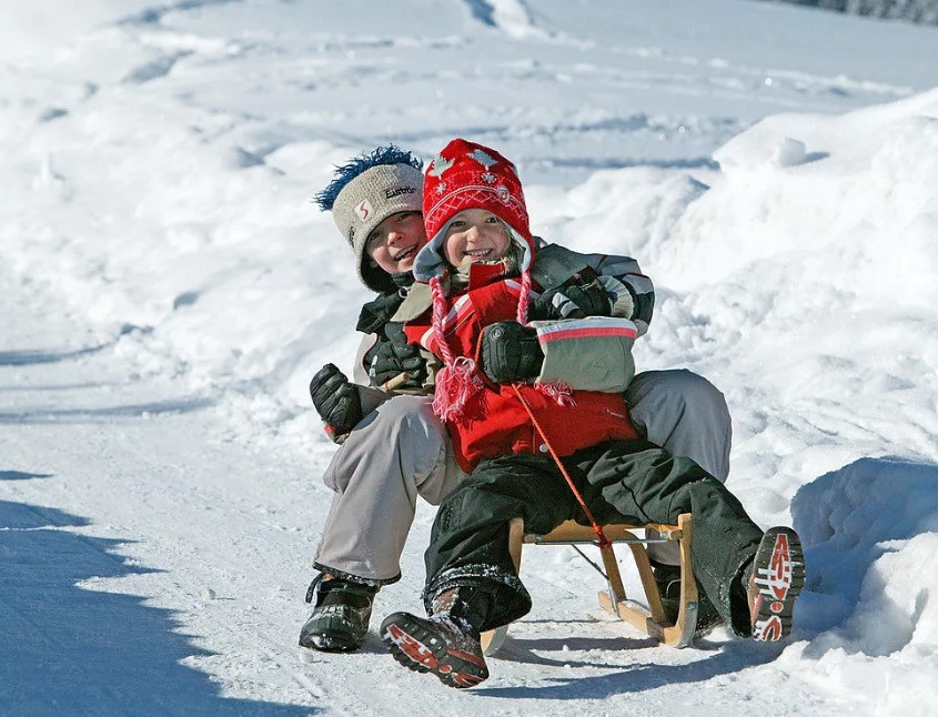 Чем разнообразить зимние гуляния 2022-2023? Подвижные игры для детей на улице зимой