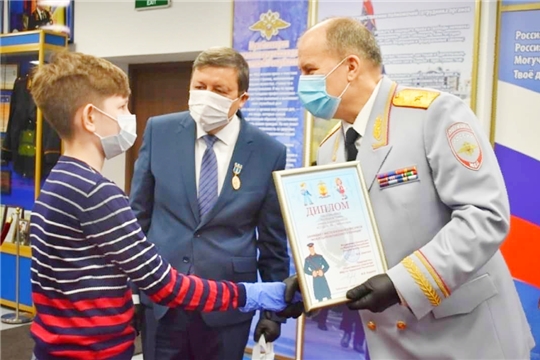 Учащийся чебоксарской школы №38 - победитель конкурса детских рисунков «Мои родители работают в полиции»