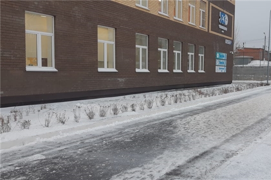 В образовательных учреждениях города продолжается уборка территории от снега