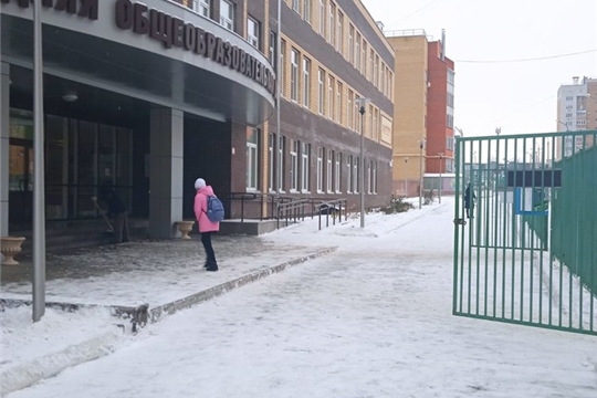 В образовательных организациях города Чебоксары продолжается уборка территории от снега
