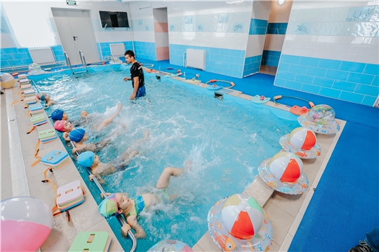 Юные чебоксарцы учатся плавать: в детских садах города Чебоксары дети с удовольствием посещают занятия по плаванию