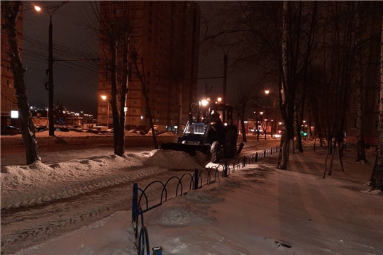В Калининском районе города Чебоксары ликвидируют последствия снегопада