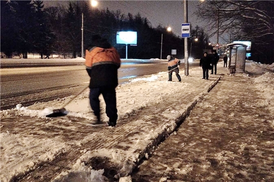 На уборке снега в Чебоксарах задействовано более 100 единиц техники