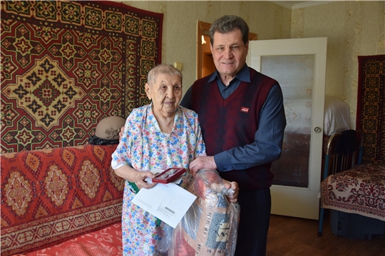 Ветеран отрасли промышленности Алевтина Александрова получила на дому юбилейную медаль в честь 75-летия Великой Победы