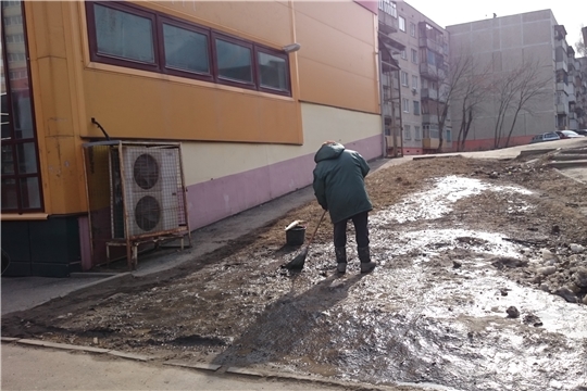 В Калининском районе продолжаются работы по уборке прилегающих территорий предприятиями сферы потребительского рынка