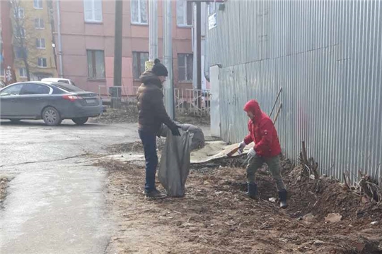 Во дворах Ленинского района продолжается весенняя уборка после схода основной массы снега