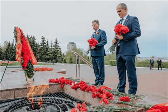 Глава города и глава администрации Чебоксар возложили цветы к Вечному огню у Монумента Славы