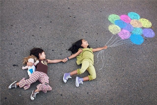 День защиты детей: в парке Николаева проводится онлайн-конкурс рисунков на асфальте «Разноцветный мир детства»