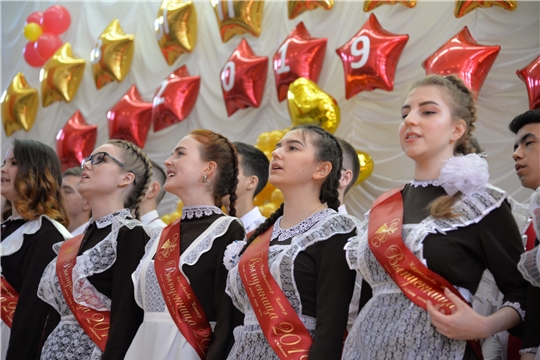Поздравление руководства города с последним звонком