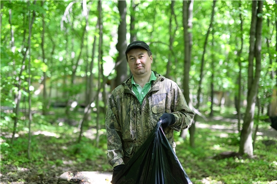Муниципальные служащие провели экологический субботник в Роще Гузовского и Берендеевском лесу
