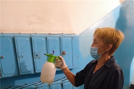 В чебоксарских домах проводится работа по санитарной обработке мест общего пользования