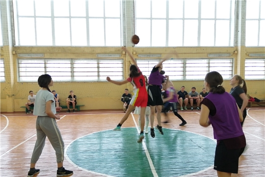В рамках Декады спорта и здоровья в городе Канаш на площадке сошлись команды нескольких поколений отделения «баскетбола» ДЮСШ «Локомотив»