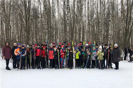 В рамках Декады спорта и здоровья в городе Канаш любители лыжных гонок собрались на «Рождественской лыжне»