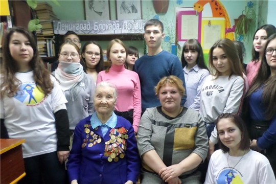 В библиотеке семейного чтения г. Канаш со студентами Канашского строительного техникума состоялся патриотический час «Был город-фронт, была блокада»