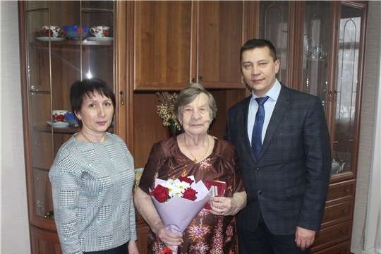 Глава администрации города Канаш Виталий Михайлов вручил юбилейные медали труженикам тыла