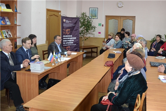 В Центральной библиотеке г. Канаш в рамках реализации социального проекта «Правовое просвещение инвалидов по зрению в Чувашской Республике» состоялась лекция по теме:  «Поговорим о правах людей с инвалидностью по зрению»