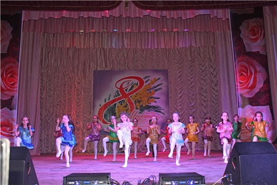 В городском Дворце культуры города Канаш состоялся праздничный концерт, посвященный Международному женскому дню