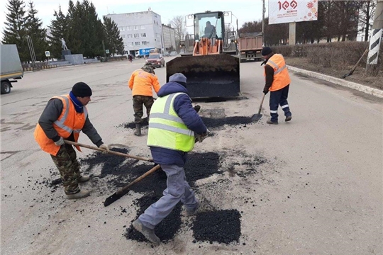 В городе Канаш ведутся работы по ямочному ремонту автомобильных дорог