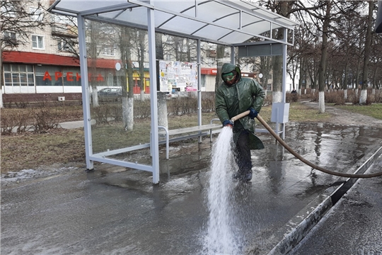 В городе Канаш провели дезинфекцию остановочных павильонов