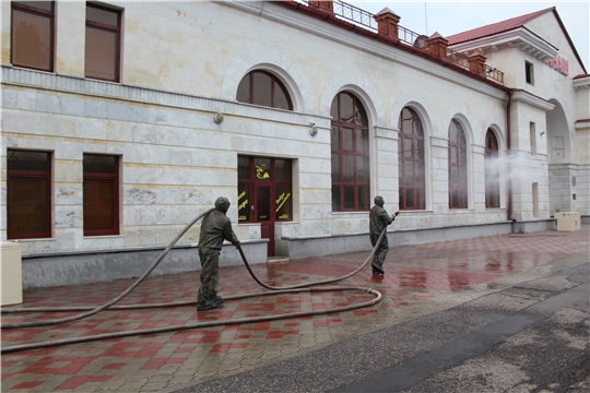 В городе Канаш проведена дезинфекция прилегающей территории железнодорожного вокзала и автовокзала