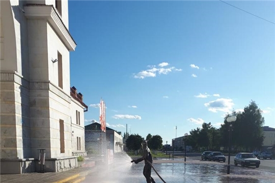 В городе Канаш продолжается дезинфекция подъездов многоквартирных домов и прилегающих к ним территорий, детских площадок и мест общественного пребывания людей