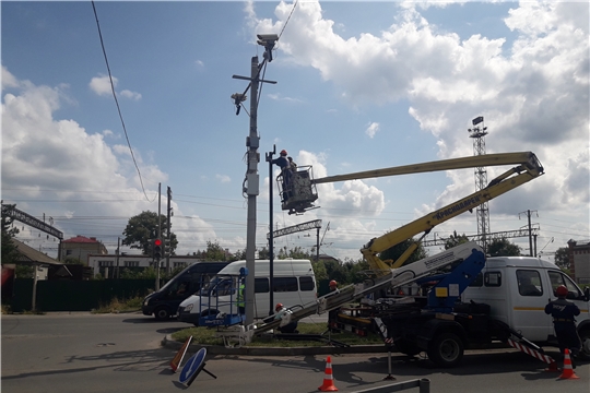 Канашские городские электрические сети на улице Железнодорожной смонтировали новые кронштейны, покрасили опоры и заменили светильники