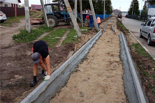 В г. Канаш продолжается работа по устройству тротуара по адресу: г. Канаш, Ибресинское шоссе, д. 1