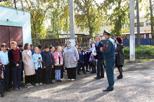 В средней общеобразовательной школе №3 г. Канаш прошло тренировочное пожарно-тактическое учение по ликвидации условного возгорания и эвакуации обучающихся и персонала школы