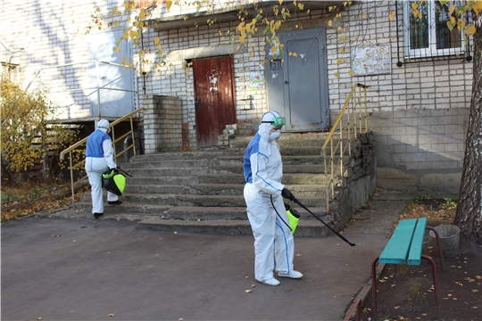 В городе Канаш продолжается дезинфекция подъездов многоквартирных домов и прилегающих к ним территорий