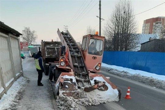 В г. Канаш ведутся работы по очистке от снежных масс и обработке антигололедными материалами: песком и солью автомобильных дорог, тротуаров и остановочных площадок