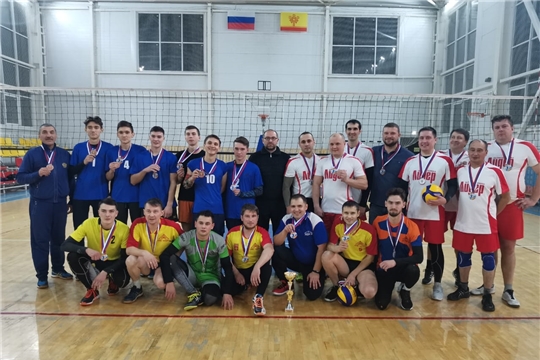 Определены победители и призеры чемпионата города Канаш по волейболу среди мужских команд сезона 2020 года