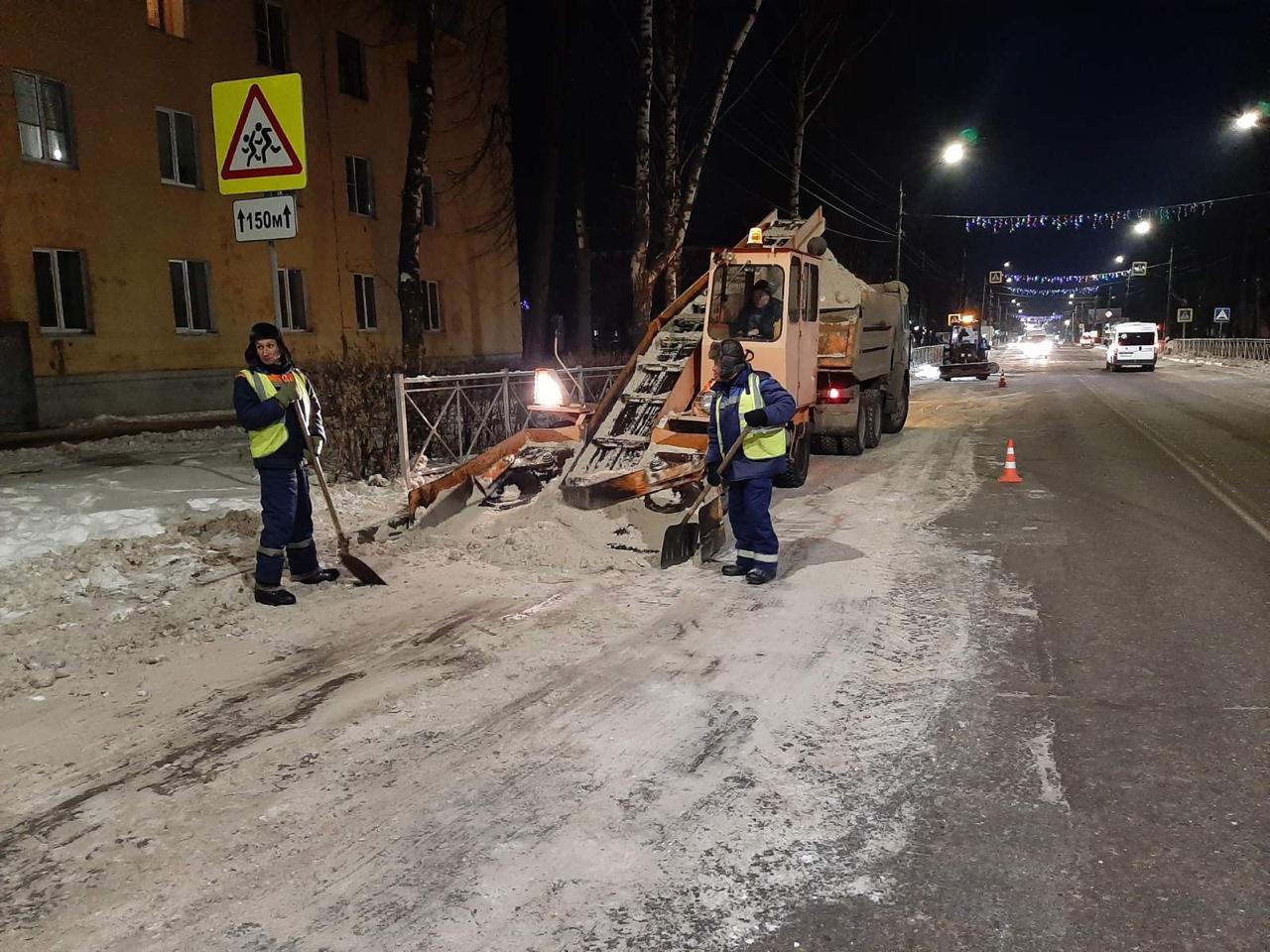 В г. Канаш ведутся работы по очистке автомобильных дорог, тротуаров и  остановочных площадок от снежных масс и обработке антигололедными  материалами | г. Канаш Чувашской Республики