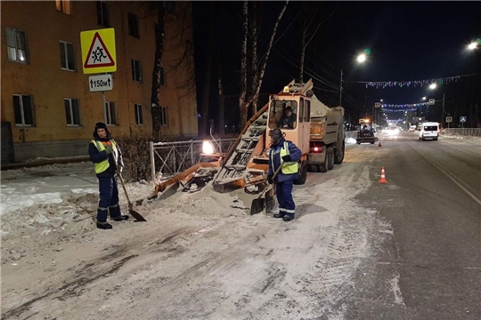 В г. Канаш ведутся работы по очистке автомобильных дорог, тротуаров и остановочных площадок от снежных масс и обработке антигололедными материалами