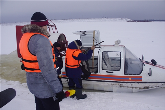 Спасатели Чувашии проверили лед на водоемах, провели профилактические беседы с любителями экстрима