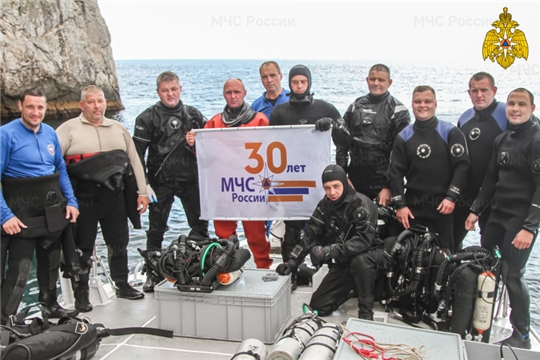 Севастопольские водолазы погрузились с флагом «30 лет МЧС России» в самой южной точке Крыма