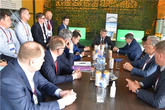 Олег Николаев провел выездное совещание на форуме "Армия-2020"