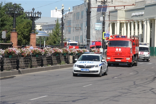 День Государственного флага России сотрудники МЧС отметили автопробегом